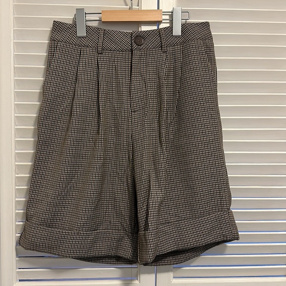 Cider Houndstooth Pleated Knee Length Bermuda Shorts - Picture 6 of 7